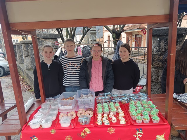 Хуманитарни новогодишњи базар – пример дечје солидарности и заједништва